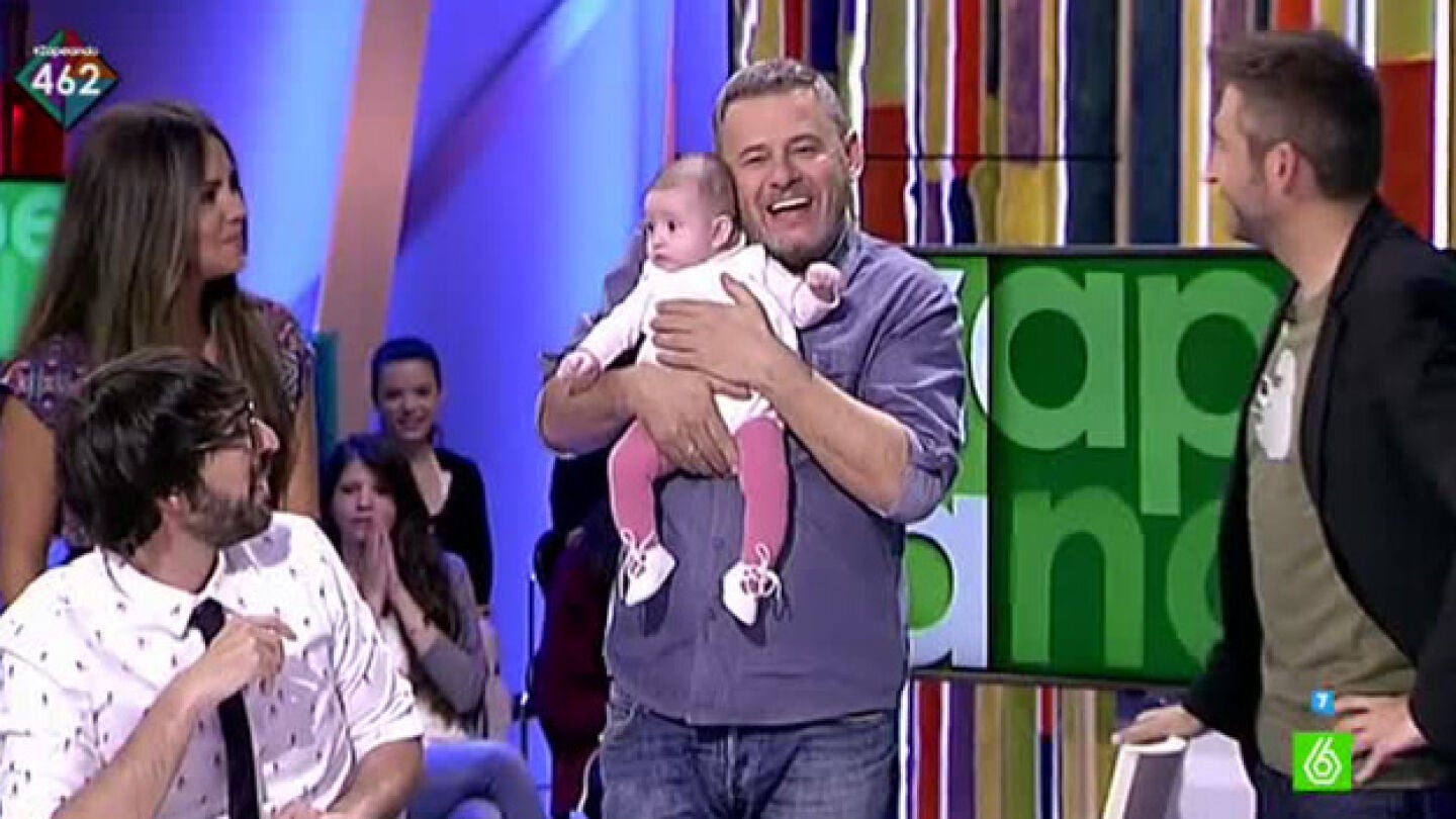 Miki Nadal presenta a su hija Carmela en sociedad