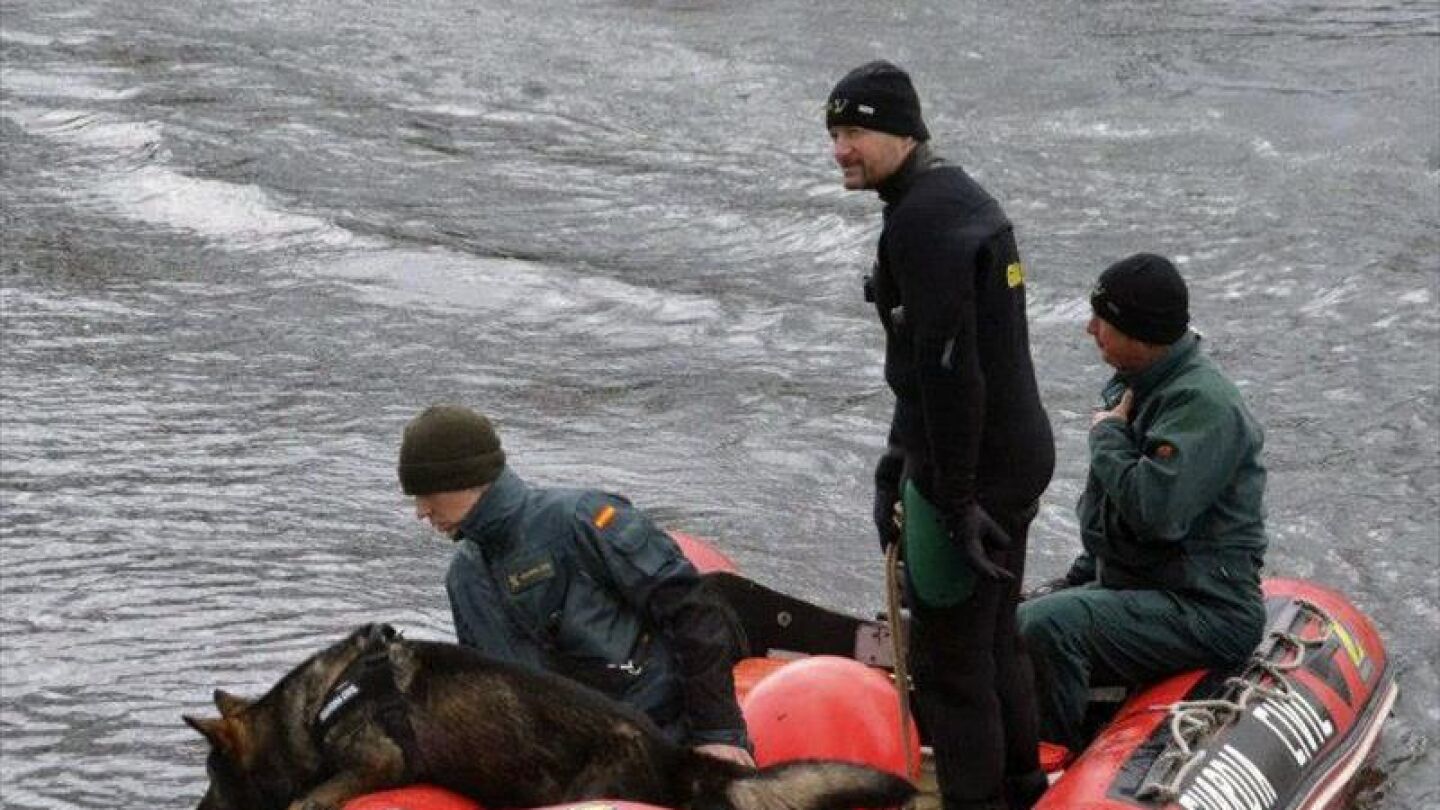 Efectivos de los servicios de emergencia buscan a un joven brit&aacute;nico