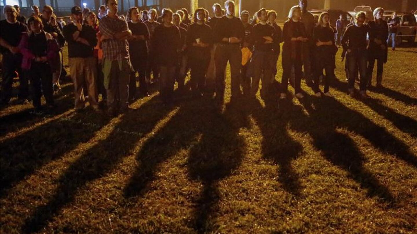 Manifestantes que rechazan la pena de muerte se re&uacute;nen en vigilia a las afueras de la prisi&oacute;n Georgia Diagnostic.