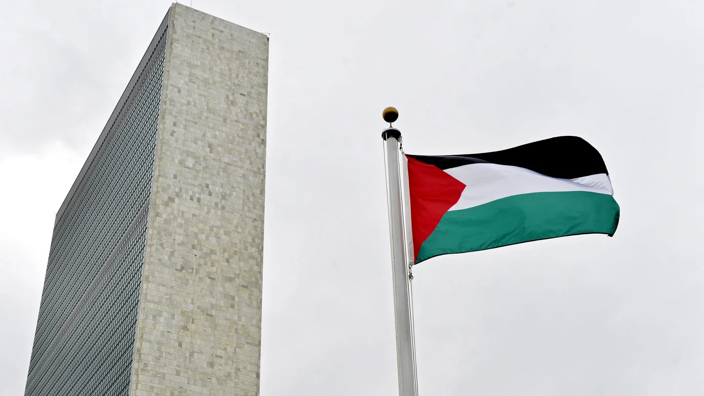 Vista de la bandera palestina izada por primera vez en la sede de la ONU Vista de la bandera palestina izada por primera vez en la sede de la ONU
