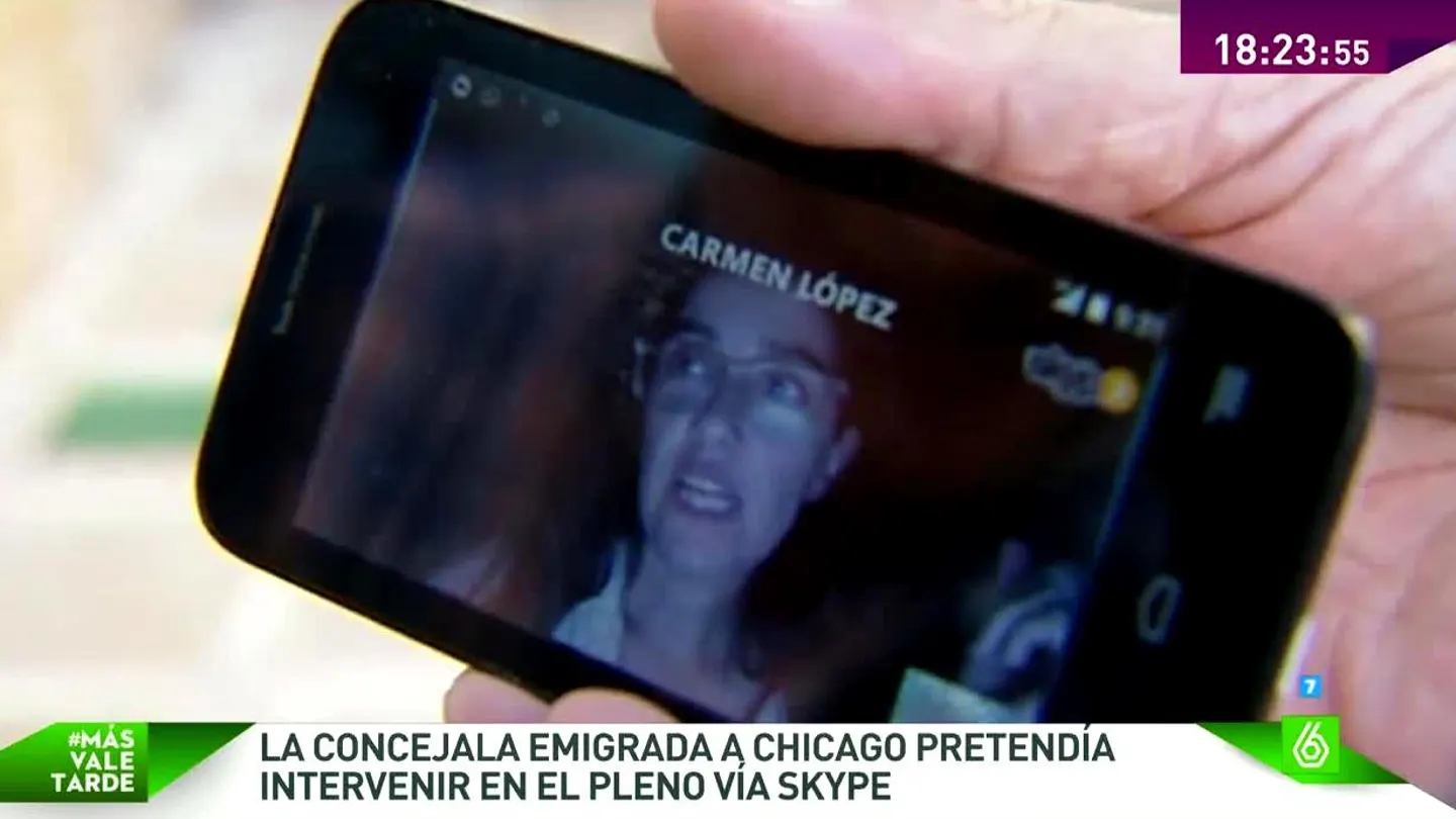 El padre de la concejala emigrada a Chicago lleva al Ayuntamiento un móvil para que su hija intervenga por Skype El padre de la concejala emigrada a Chicago lleva al Ayuntamiento un móvil para que su hija intervenga por Skype