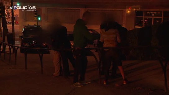 Los 'Policías en acción' intentan resolver una pelea callejera Los 'Policías en acción' intentan resolver una pelea callejera
