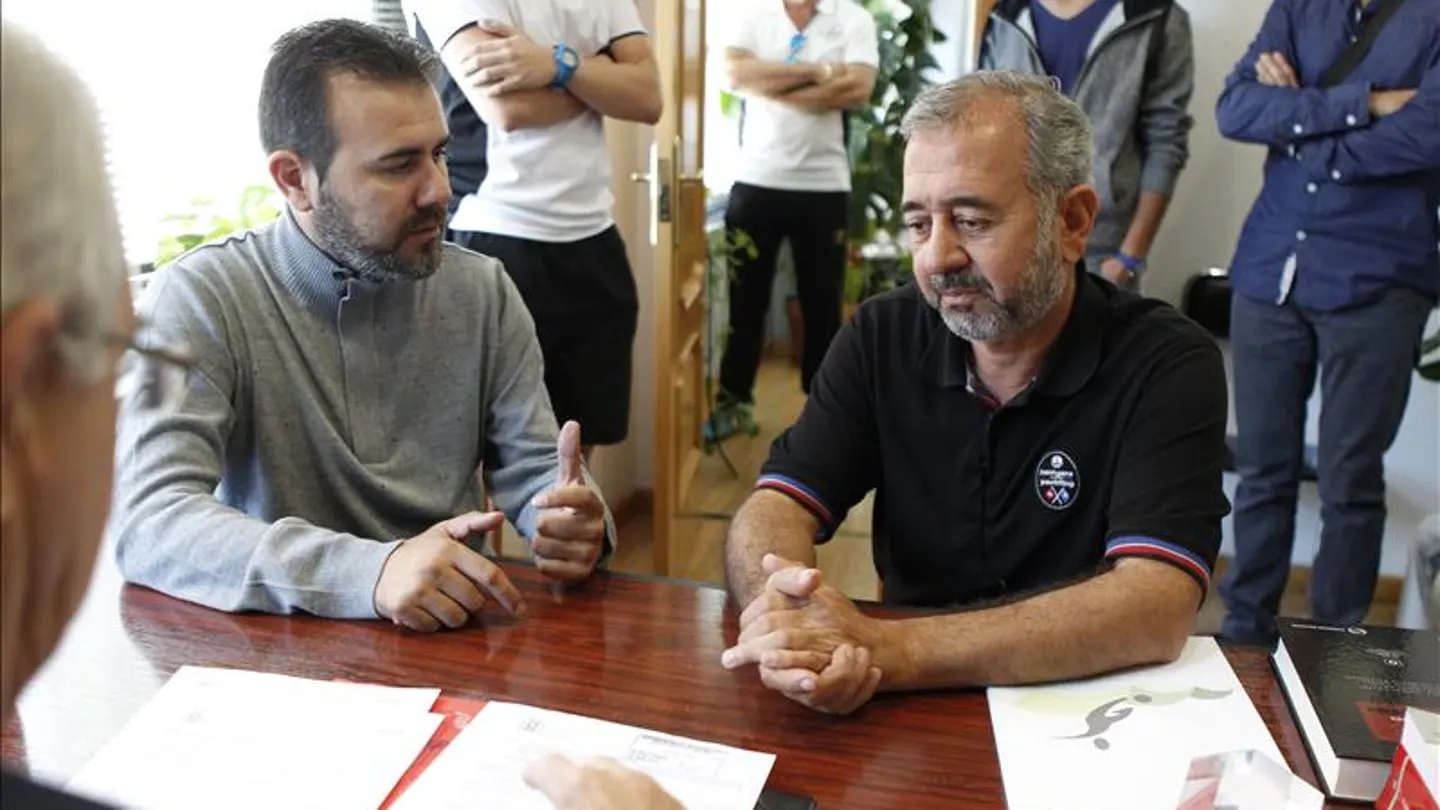 Osama firmando el contrato para comenzar su actividad laboral con CENAFE. Osama firmando el contrato para comenzar su actividad laboral con CENAFE.