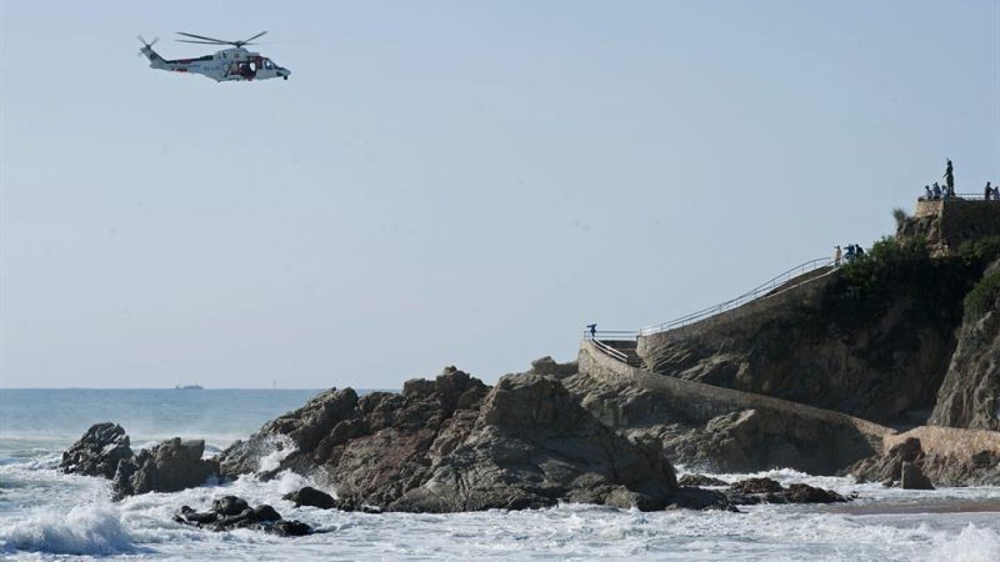 Un helic&oacute;ptero sobrevuela la costa de Lloret de Mar