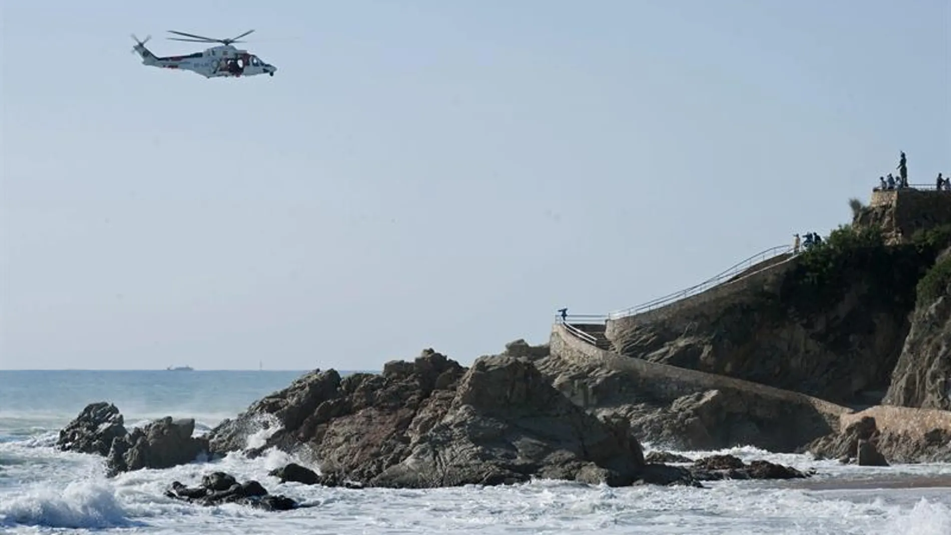 Un helicóptero sobrevuela la costa de Lloret de Mar
