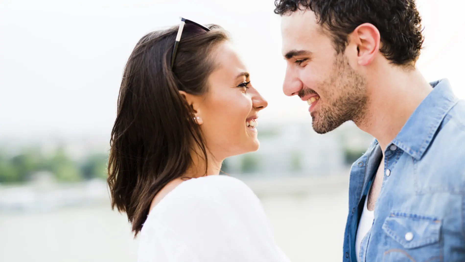 Una pareja se mira sonriente