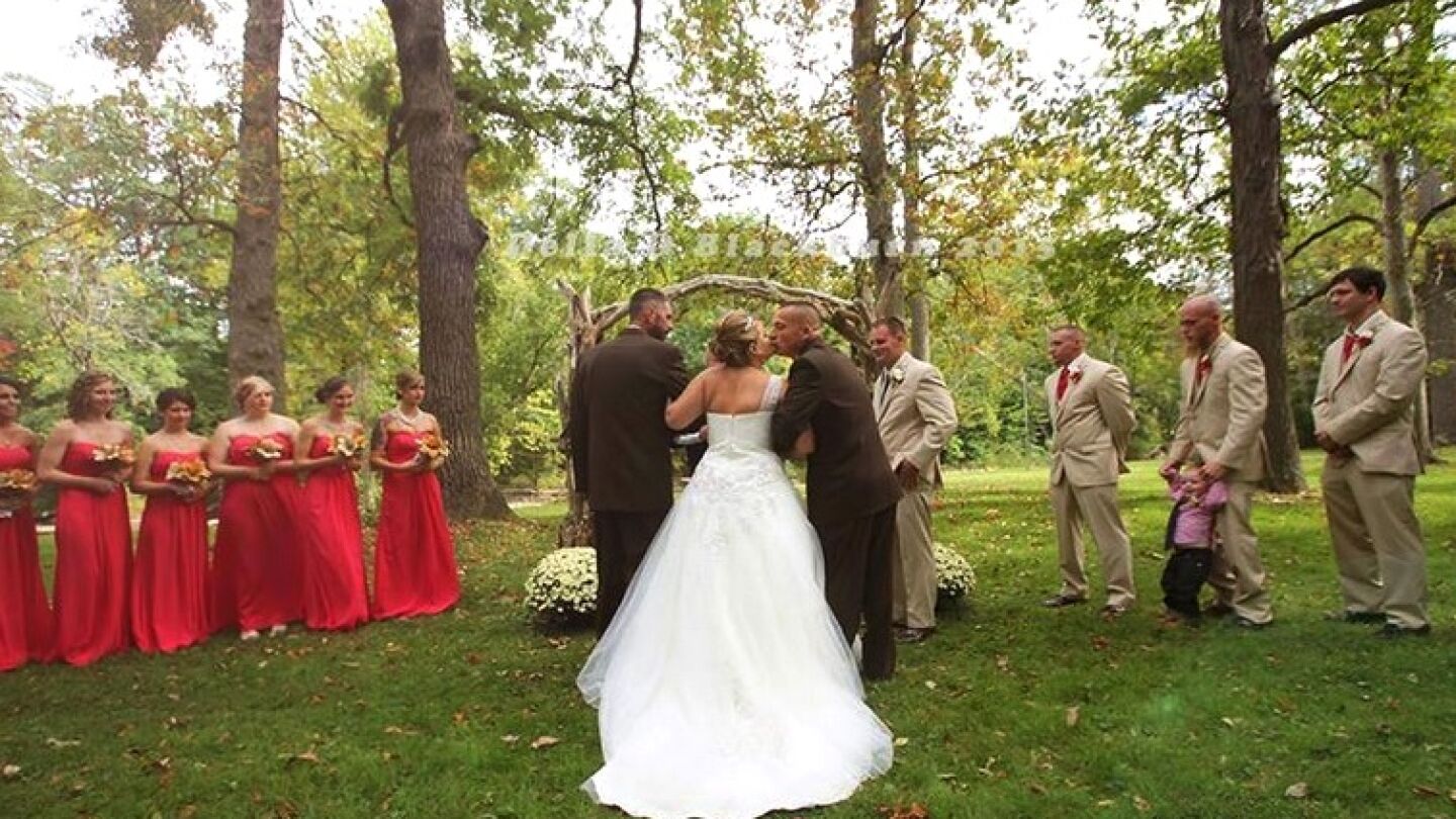 Padre y padrastro junto a la novia