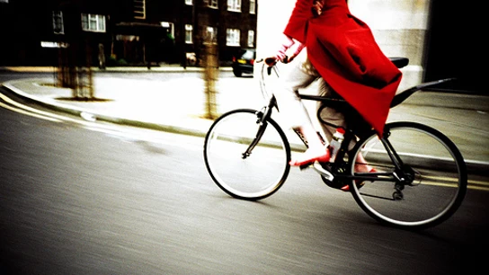 Una mujer en bicicleta Una mujer en bicicleta