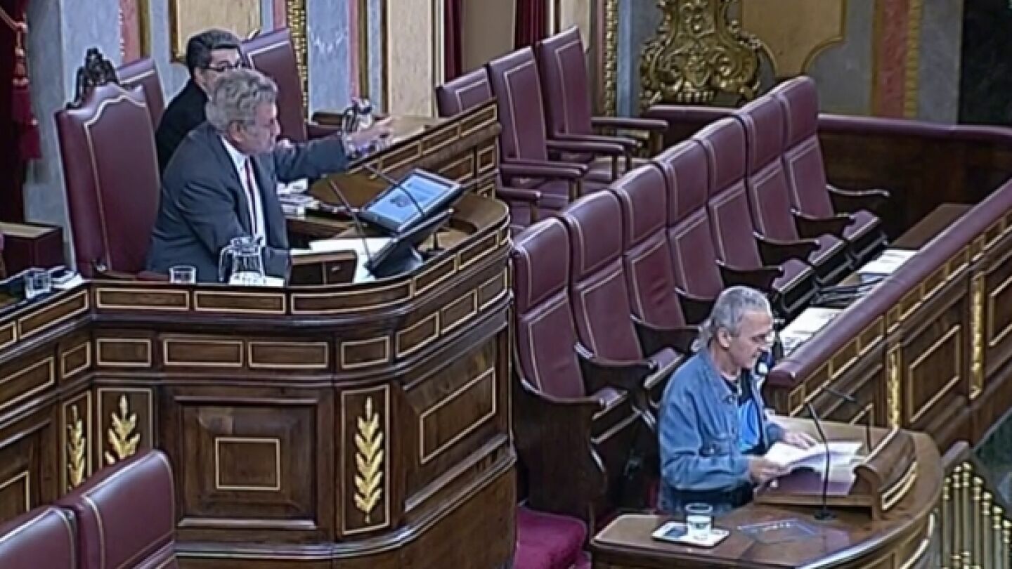 Jes&uacute;s Posada expulsa de la tribuna a Sabino Cuadra