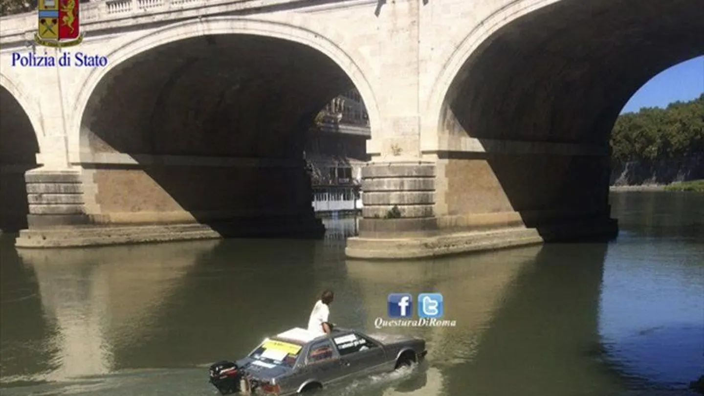 Fotografía facilitada por la Polizia di Stato de un hombre navegando por el río Tíber Fotografía facilitada por la Polizia di Stato de un hombre navegando por el río Tíber