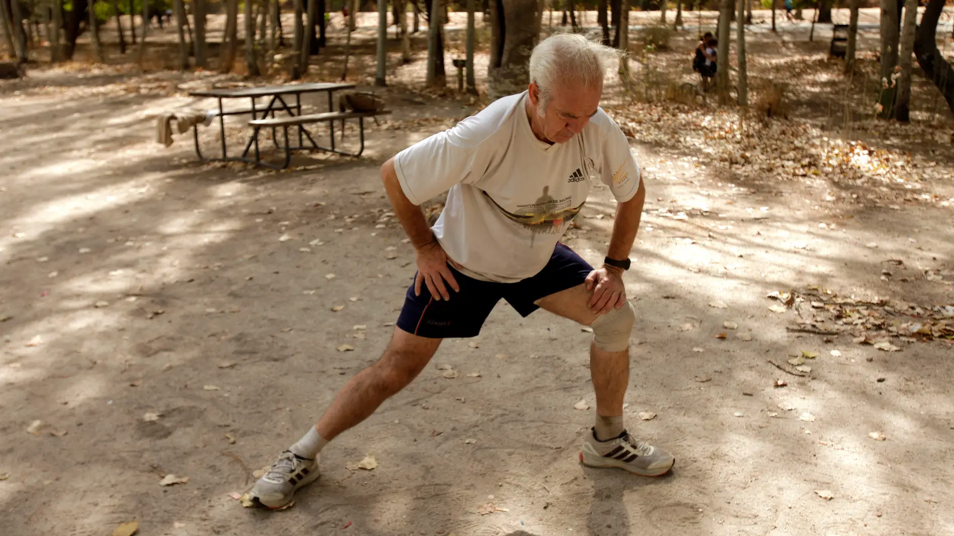 Una persona practica deporte en un parqu