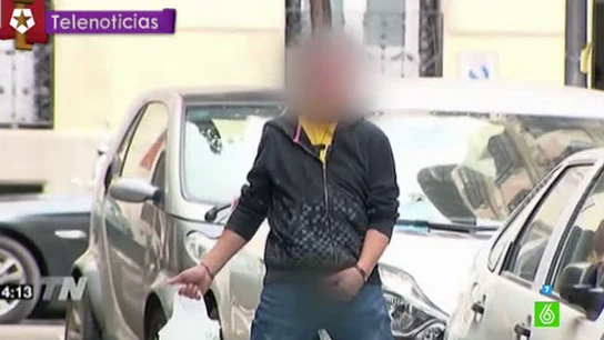 Un hombre orinando en la calle Un hombre orinando en la calle