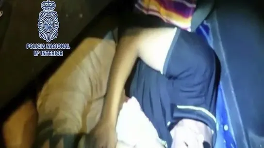 Un hombre de origen marroquí que viajaba oculto en la rueda de repuesto en el maletero de un vehículo. Un hombre de origen marroquí que viajaba oculto en la rueda de repuesto en el maletero de un vehículo.
