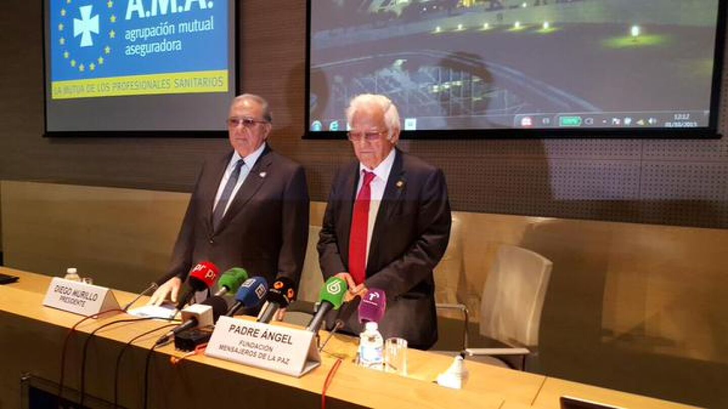 El padre &Aacute;ngel recibe un cheque de la A.M.A destinado a los refugiados