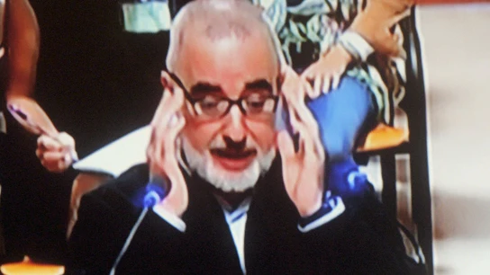 Alfonso Basterra durante el interrogatorio en el juicio por la muerte de su hija Asunta Alfonso Basterra durante el interrogatorio en el juicio por la muerte de su hija Asunta