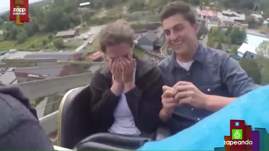 Un joven pide la mano a su novia en plena montaña rusa Un joven pide la mano a su novia en plena montaña rusa