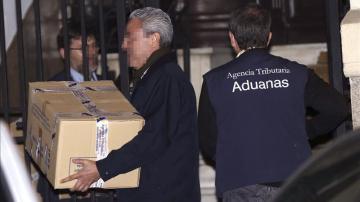 Funcionarios de la Agencia Tributaria sacan cajas del despacho de Rodrigo Rato.