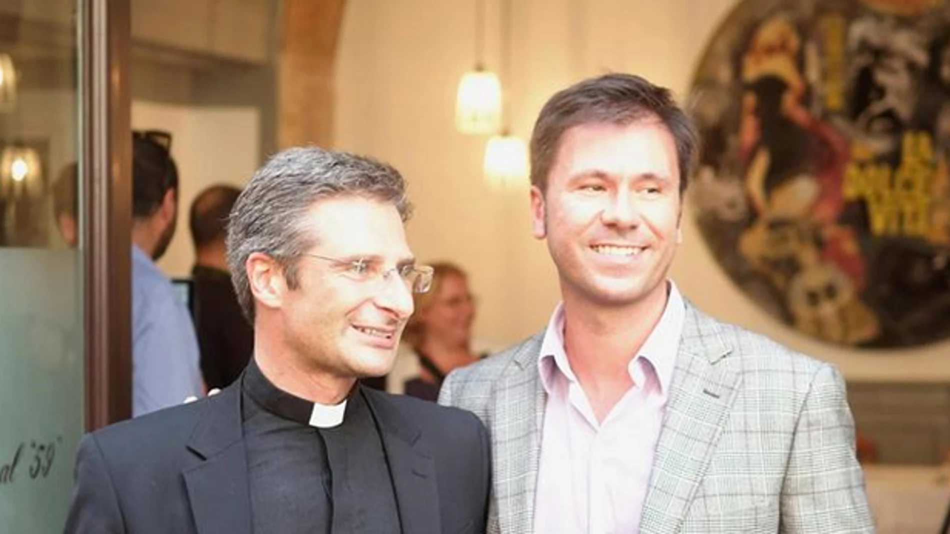 El prelado polaco Krzysztof Charamsa con su pareja