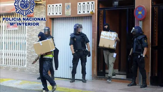 Registro en un domicilio de Xeraco donde ha sido detenida una joven, de unos 20 años, por su presunta vinculación al Estado Islámico. Registro en un domicilio de Xeraco donde ha sido detenida una joven, de unos 20 años, por su presunta vinculación al Estado Islámico.