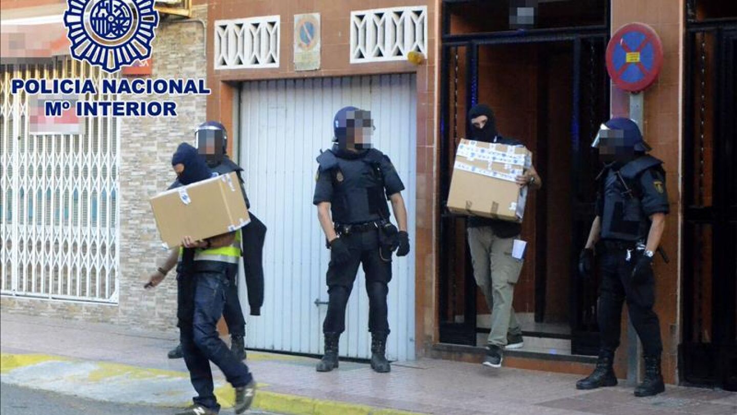 Registro en un domicilio de Xeraco donde ha sido detenida una joven, de unos 20 a&ntilde;os, por su presunta vinculaci&oacute;n al Estado Isl&aacute;mico.