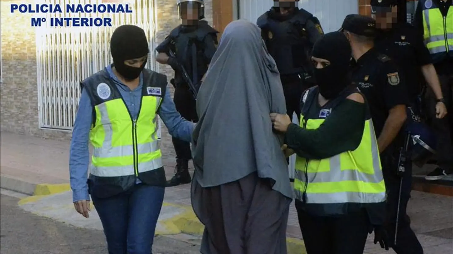 Detención en Xeraco (Valencia) de una joven, de unos 20 años, por su presunta vinculación al Estado Islámico. Detención en Xeraco (Valencia) de una joven, de unos 20 años, por su presunta vinculación al Estado Islámico.