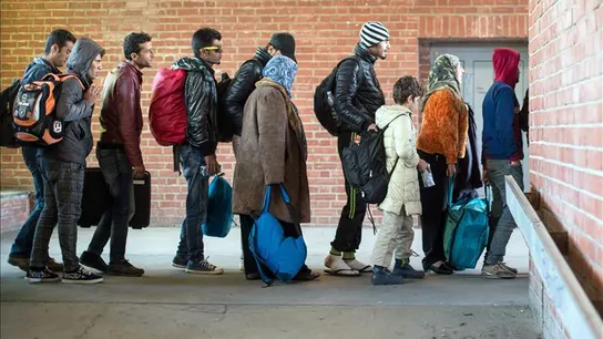 Refugiados a su llegada a la estación de tren de Schoenefeld, en Alemania. Refugiados a su llegada a la estación de tren de Schoenefeld, en Alemania.