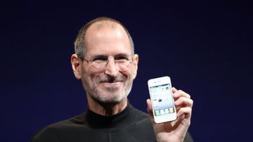 Steve Jobs presentando un iPhone