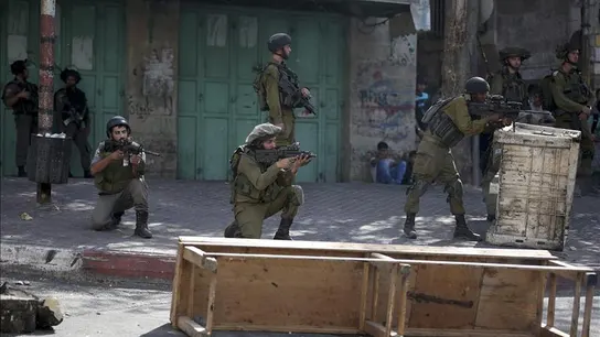 Soldados israelíes en un enfrentamiento contra Palestinos. Soldados israelíes en un enfrentamiento contra Palestinos.