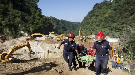 Autoridades guatemaltecas durante las labores de rescate Autoridades guatemaltecas durante las labores de rescate