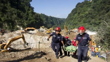 Autoridades guatemaltecas durante las labores de rescate