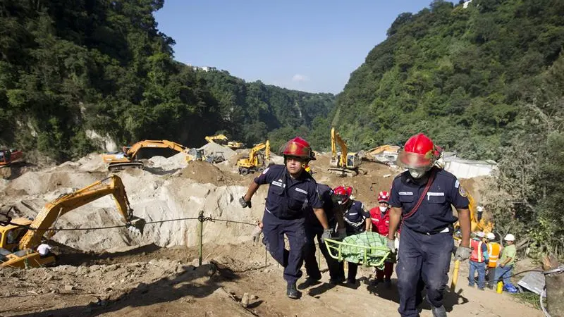 Autoridades guatemaltecas durante las labores de rescate