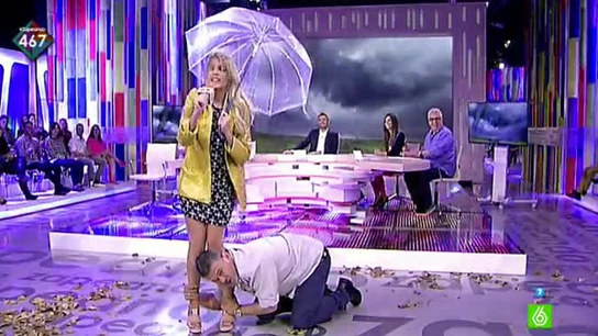 Anna Simon sufre el temporal en directo Anna Simon sufre el temporal en directo