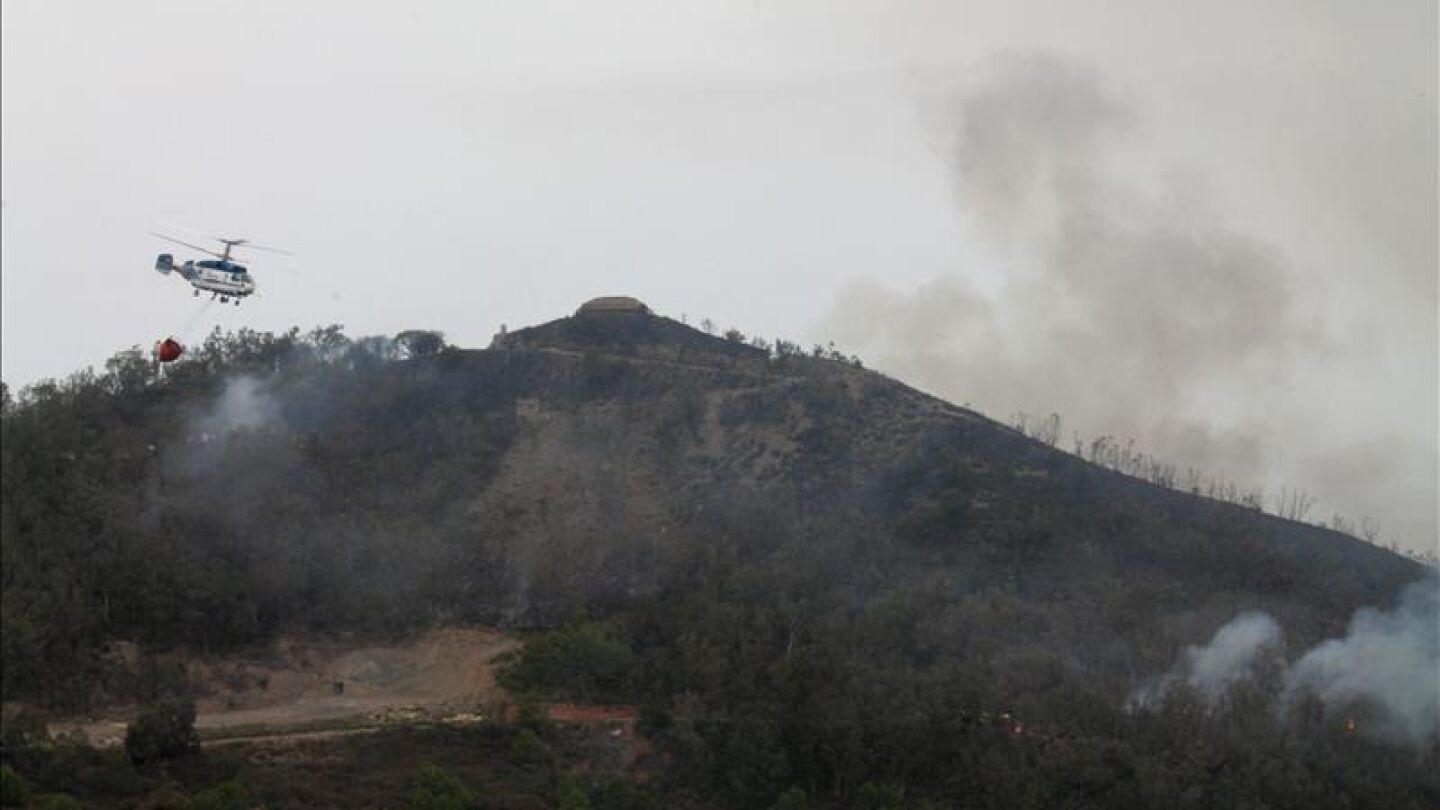 Un helicoptero durante las funciones de extinci&oacute;n del incendio forestal de Ceuta