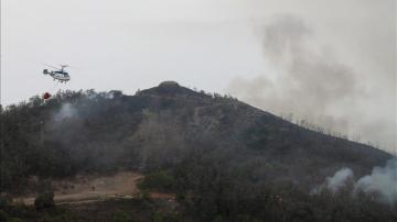 Un helicoptero durante las funciones de extinción del incendio forestal de Ceuta
