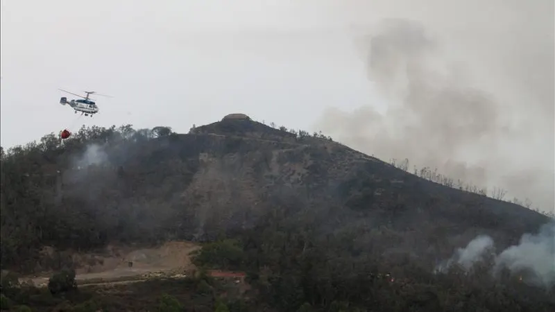 Un helicoptero durante las funciones de extinción del incendio forestal de Ceuta