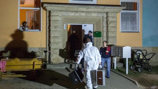 Polic&iacute;as alemanes investigando las causas del incendio en el albergue de refugiados