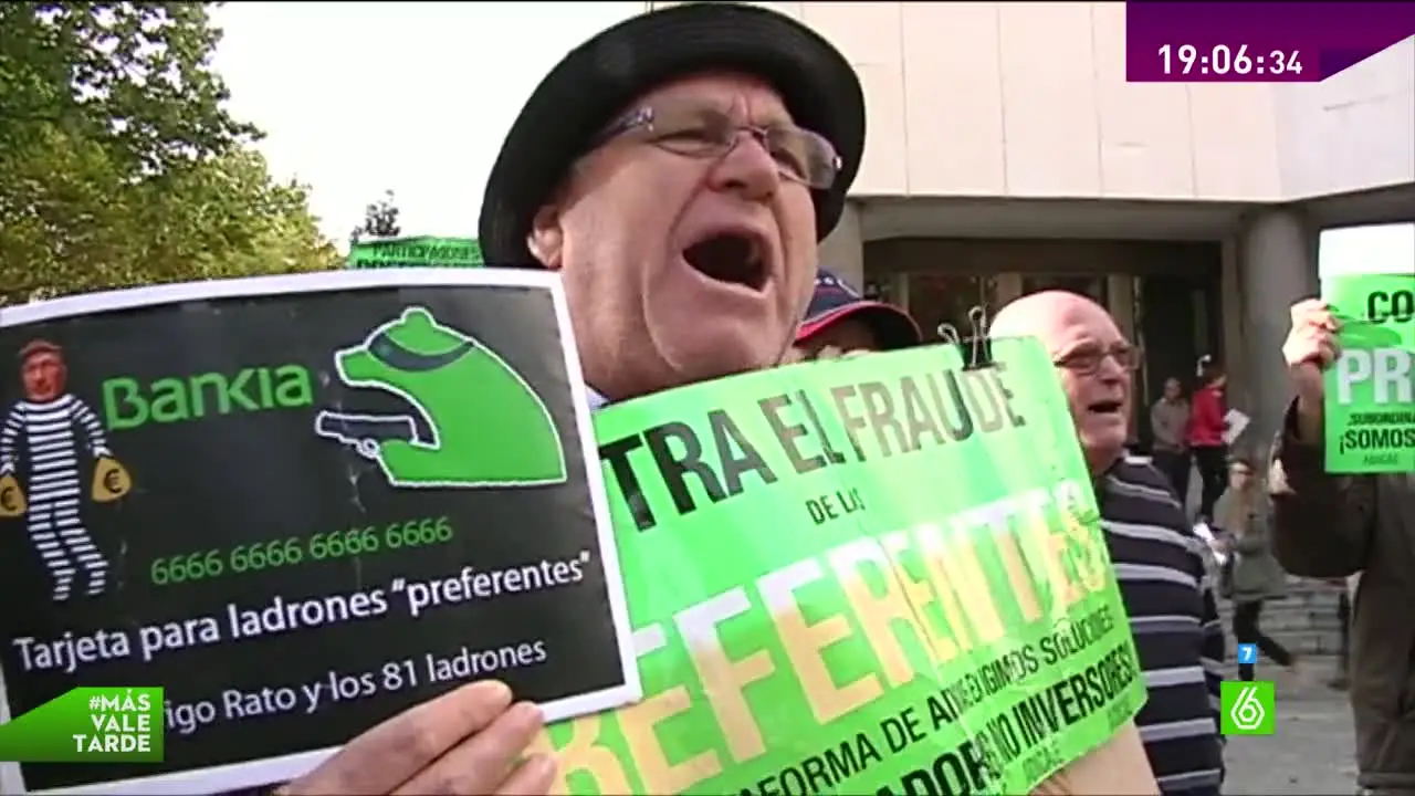 Un preferentista protesta a las puertas del juzgado de Plaza de Castilla