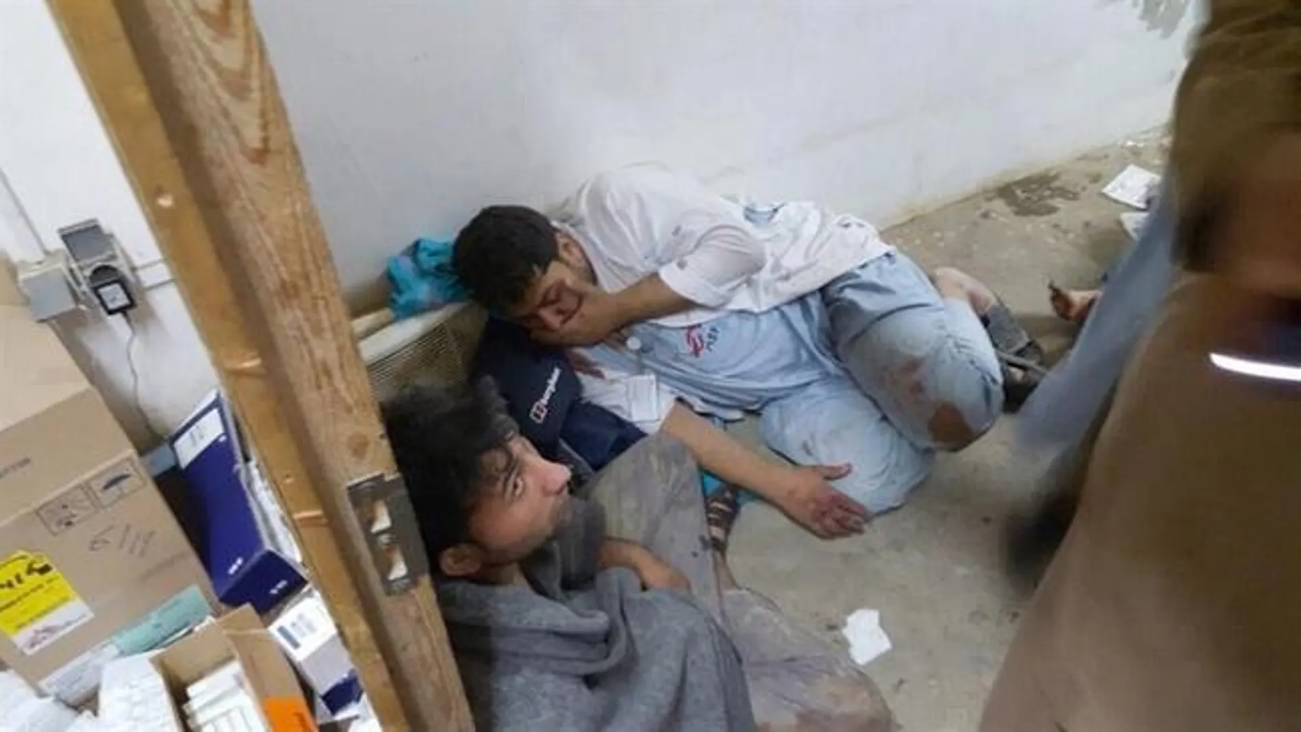 Trabajadores de Médicos Sin Fronteras tras el bombardeo