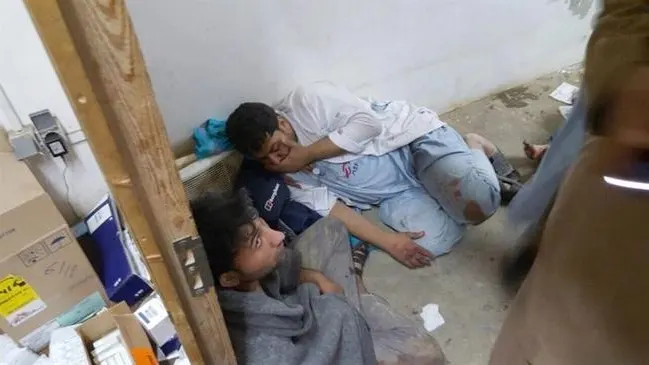 Trabajadores de Médicos Sin Fronteras tras el bombardeo Trabajadores de Médicos Sin Fronteras tras el bombardeo