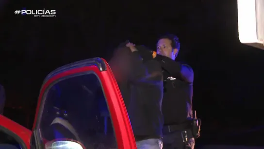 Los Policías en acción actúan ante un vehículo muy sospechoso que circula en dirección contraria Los Policías en acción actúan ante un vehículo muy sospechoso que circula en dirección contraria