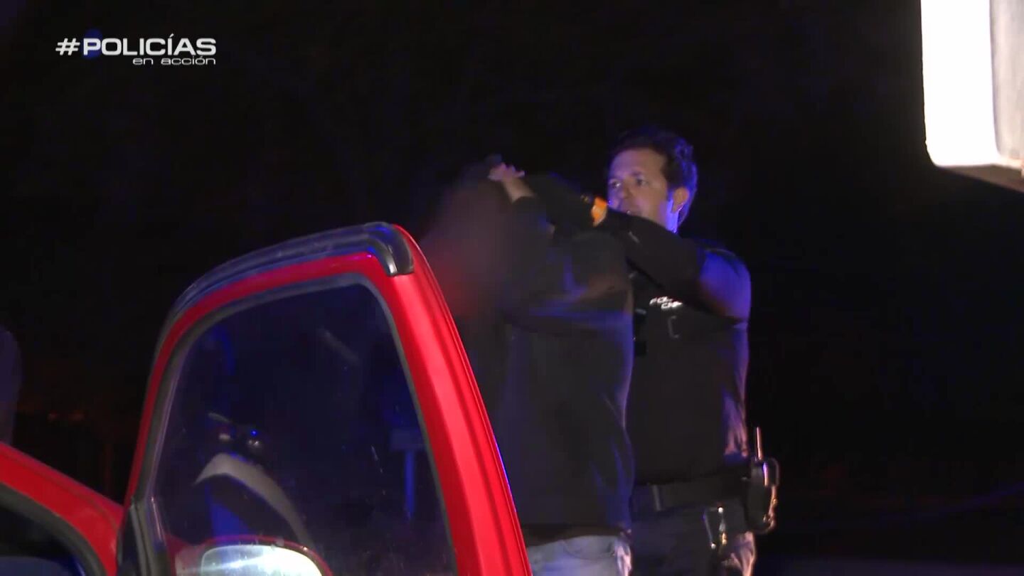 Los Polic&iacute;as en acci&oacute;n act&uacute;an ante un veh&iacute;culo muy sospechoso que circula en direcci&oacute;n contraria