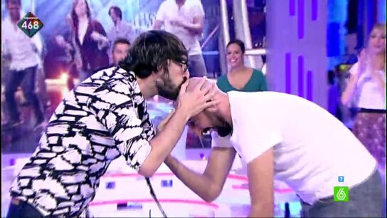Quique Peinado besa a un calvo