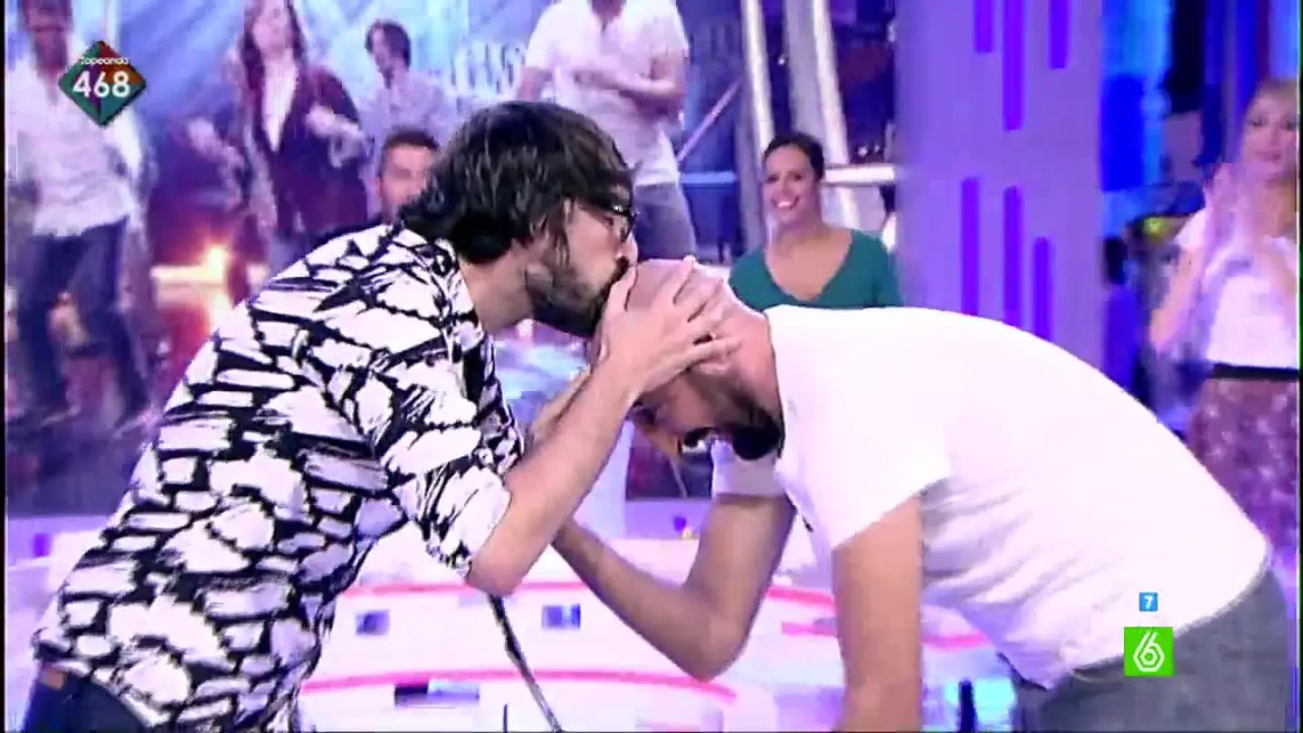 Quique Peinado besa a un calvo Quique Peinado besa a un calvo