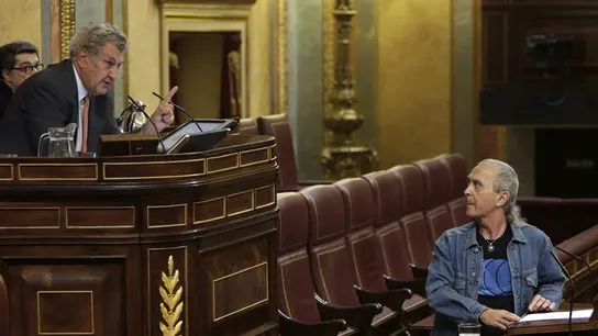 Sabino Cuadra expulsado de la tribuna tras no retirar la "ofensa" a la Constitución Sabino Cuadra expulsado de la tribuna tras no retirar la "ofensa" a la Constitución