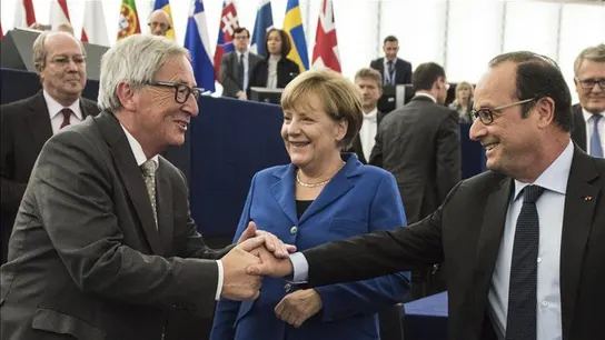 Juncker saluda al presidente francés Hollande y a la canciller Angela Merkel Juncker saluda al presidente francés Hollande y a la canciller Angela Merkel