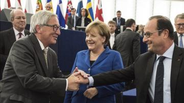 Juncker saluda al presidente francés Hollande y a la canciller Angela Merkel