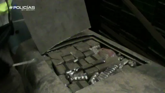 Los agentes de Policías en acción registran un almacén de distribución de hachís Los agentes de Policías en acción registran un almacén de distribución de hachís