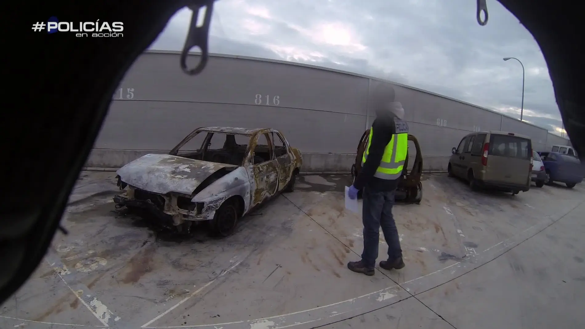 La Policía investiga un coche quemado para identificar las causas