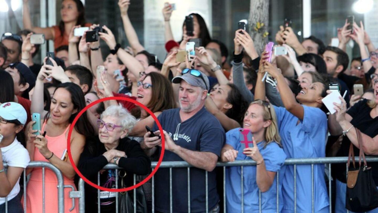 La fotograf&iacute;a de una anciana 'disfrutando del momento' se extiende por las redes sociales