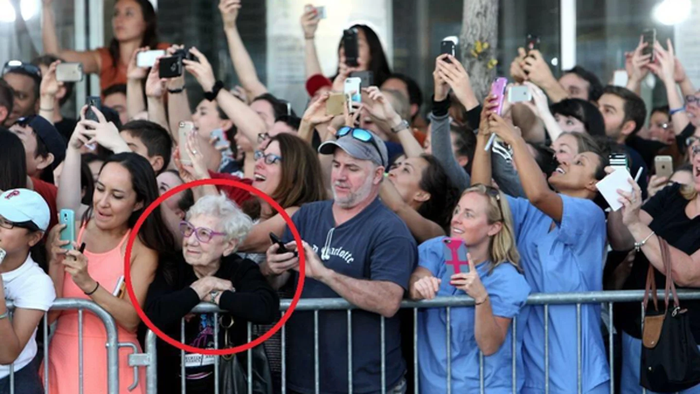 La fotografía de una anciana 'disfrutando del momento' se extiende por las redes sociales La fotografía de una anciana 'disfrutando del momento' se extiende por las redes sociales